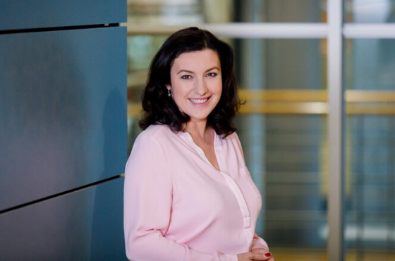 Dorothee Baer in einem Bürogebäude