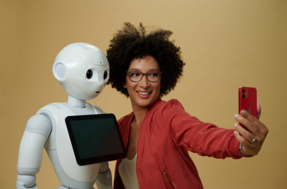 KI-Expertin und Buchautorin Kenza Ait Si Abbou