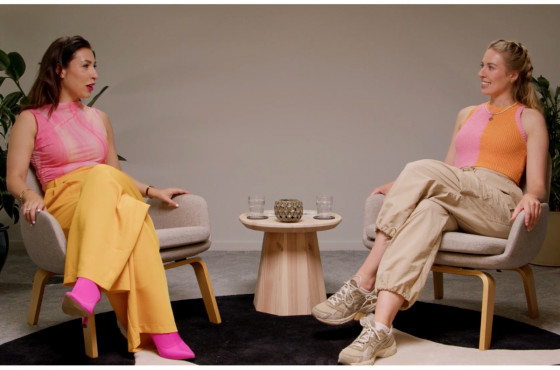 Tijen Onaran und Ronja Ebeling bei einer Diskussionsrunde über die Gen Z auf der NWX23